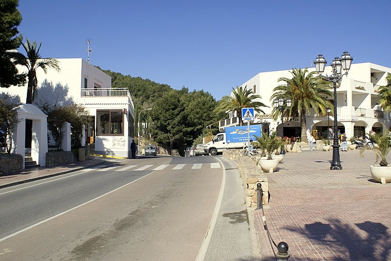 Calle principal by Aishaka