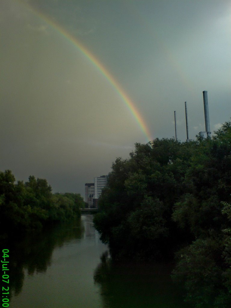 Leinebrücke am Fehrmannseck, Blick Richtung Ihmezentrum und den 3 warmen... by Strider007