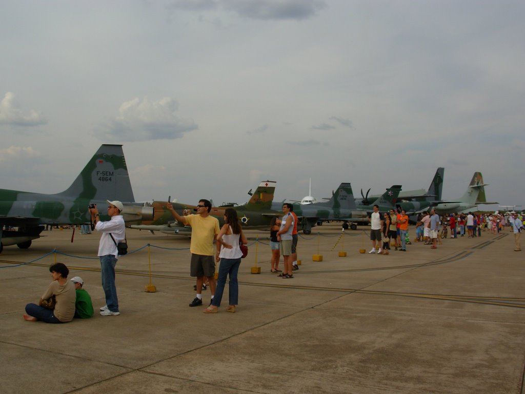 Base Aérea de Brasília no Dia do Aviador(2007) - Caças alinhados by Tomaz Garbeline