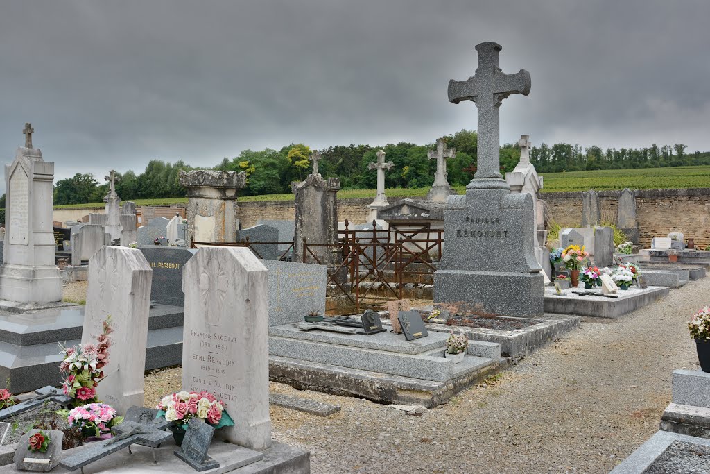 Cimetière, Corgoloin, Frankreich by Norbert Kurpiers