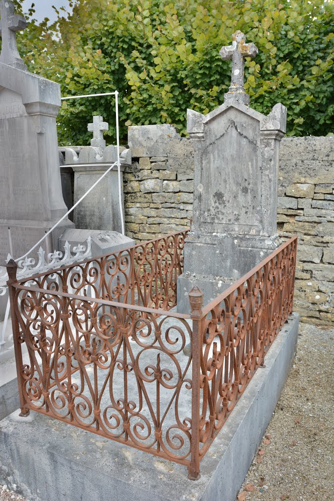 Cimetière, Corgoloin, Frankreich by Norbert Kurpiers