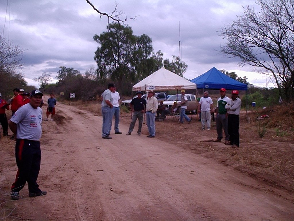 Rally del chaco,puesto de control, entrada la esmeralda by Modesto Silva