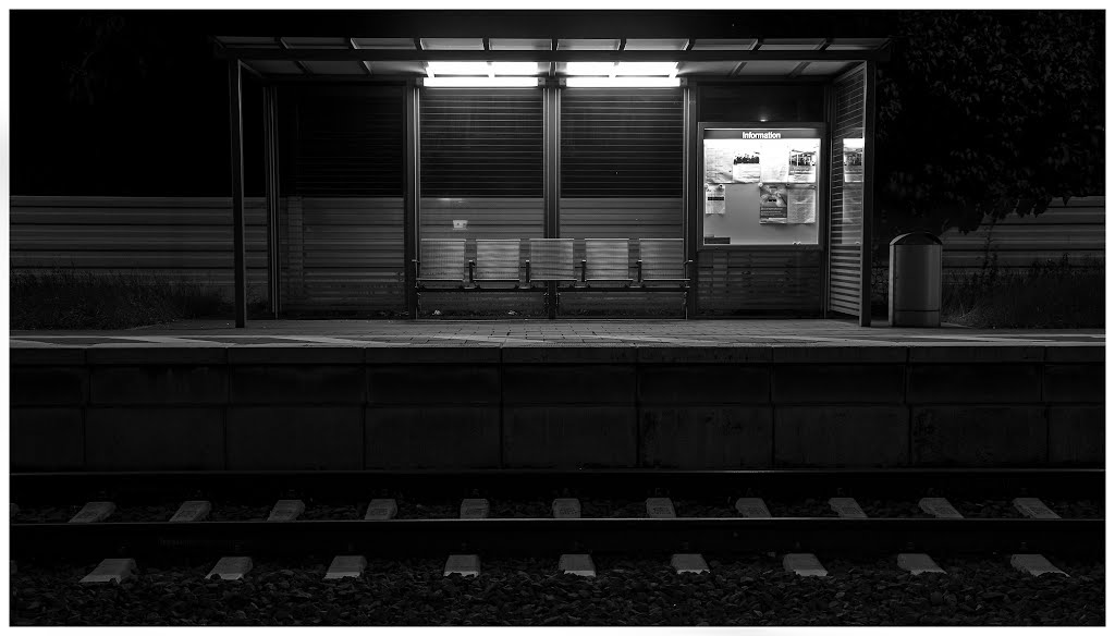 Vechelde bei Nacht | Sitzbank am Bahnhof by Tirethiel