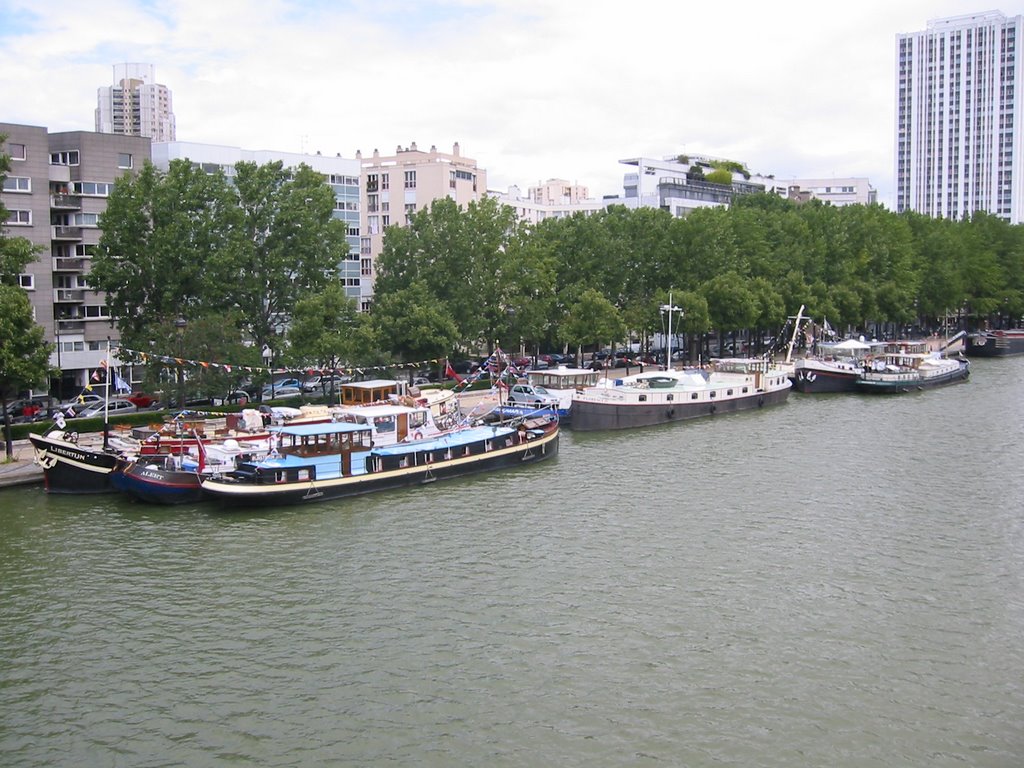 Péniches Bassin de la Villette by DESRENTES ERIC