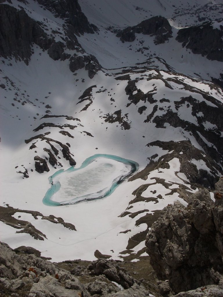 Lago Coldai con ghiaccio e neve, da Cima Coldai by Michele Benvegnu