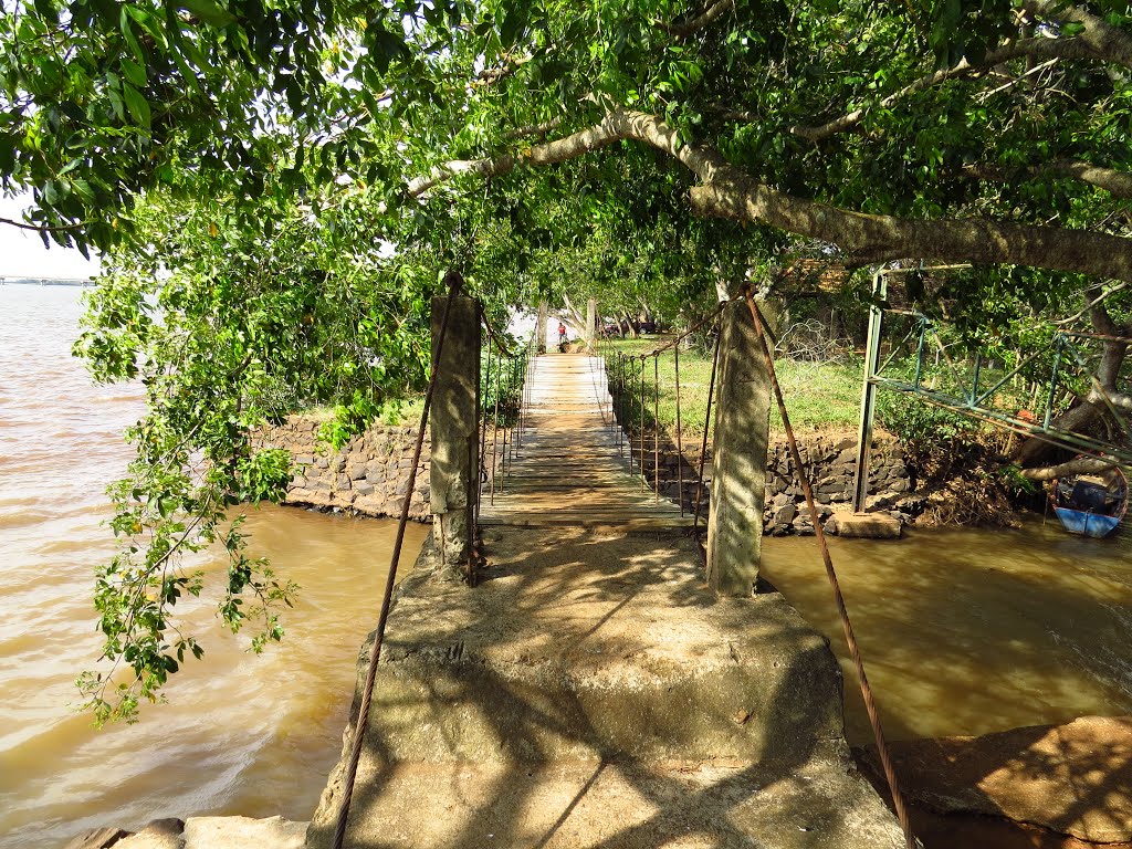 Ponte sobre Rio na Associação de Pescadores Beira Rio em Guaíra, PR. by Ricardo Mercadante