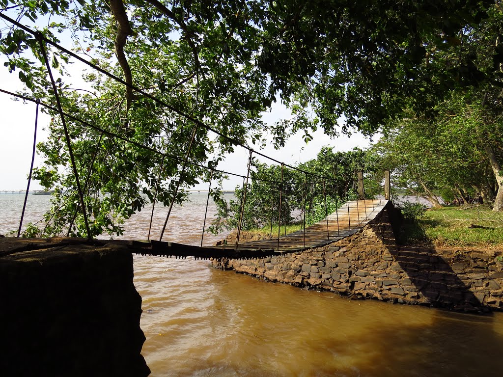 Ponte sobre Rio na Associação de Pescadores Beira Rio em Guaíra, PR. by Ricardo Mercadante