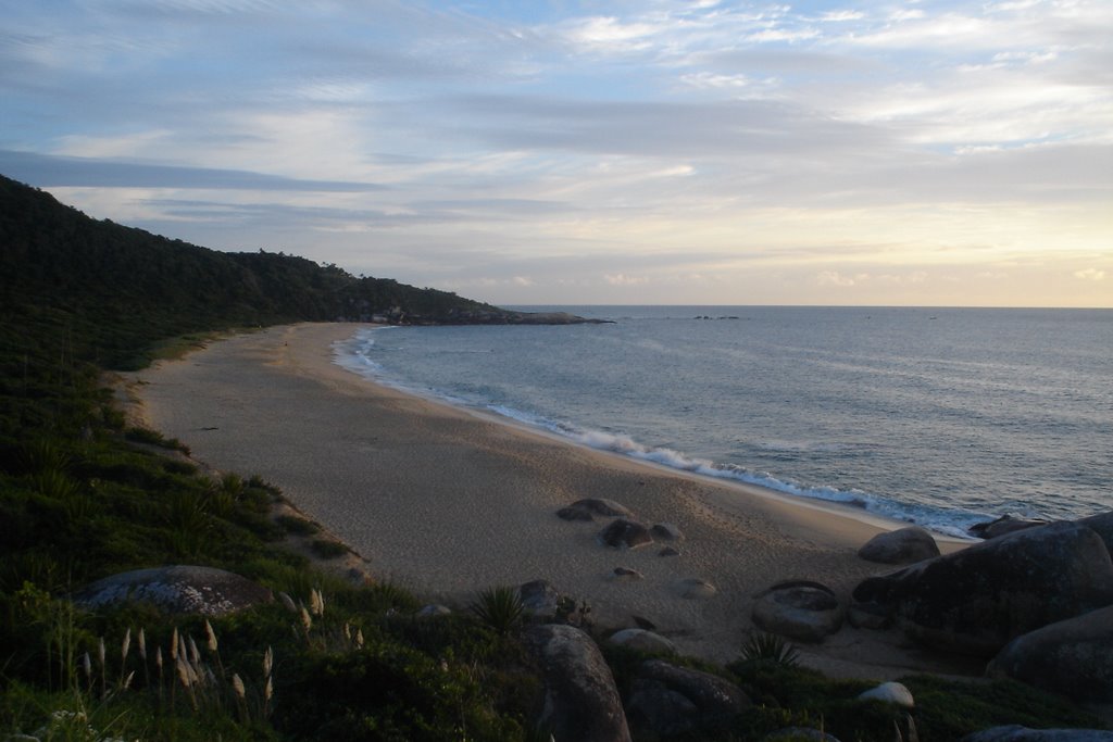 Sunrise - Praia de Taquarinhas by Tom Minduim