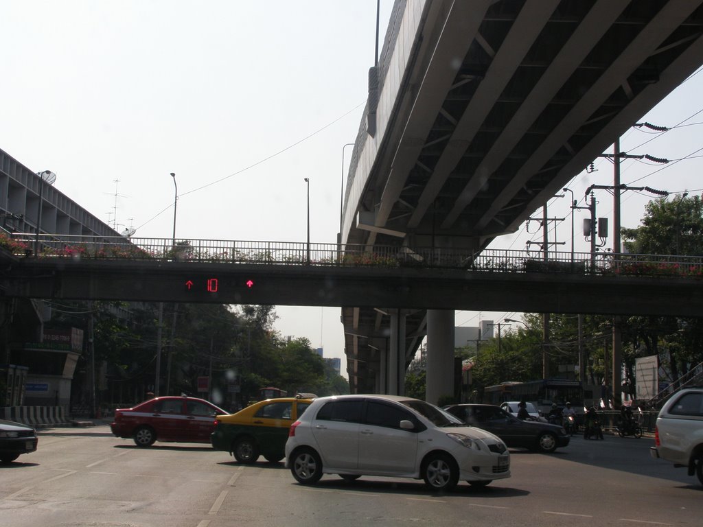 Traffic Din Daeng - Pracha songkhro road. by Chamrat Charoenkhet