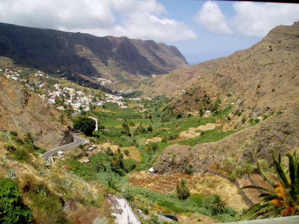 Valle de la Hermigua, hacia el N. Agosto 04. by José Ángel Sánchez Fajardo