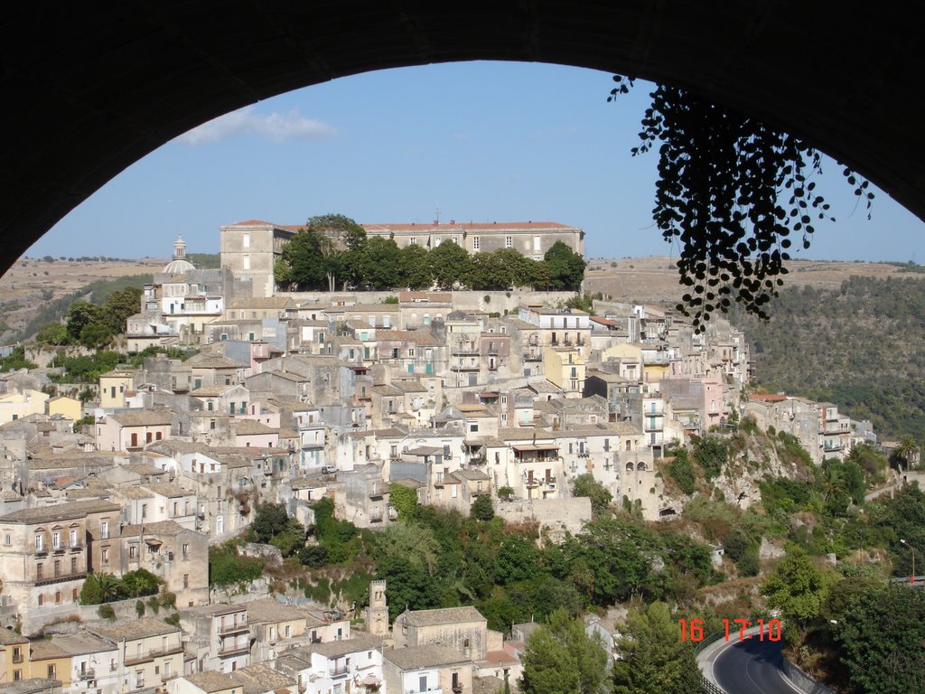 Ibla dall'arco di S.Maria delle Scale by Massimo Ingallinera