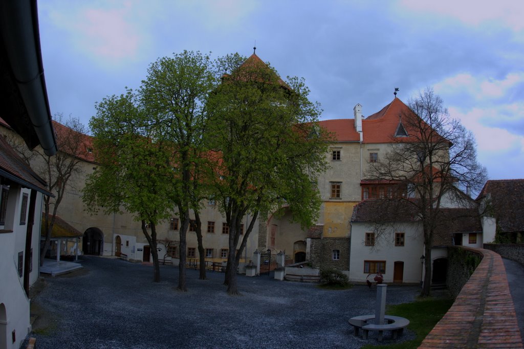 Burg Schlaining - Innenhof by thannesi