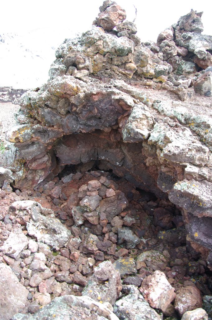 Tunnel de lave sur le volcan Khorgö (Хоргын тогоо) by Olivier Morice http://olivier-morice.fr