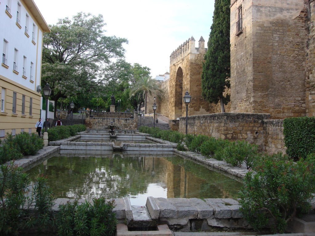 Fuente y muralla árabe by Enkarnau