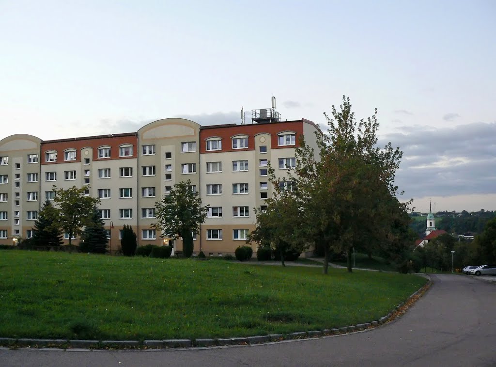 Roßwein (SN) - Wohnblöcke im Norden der Stadt und die Stadtkirche by Thomas Eichler