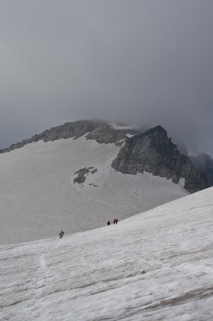 Path to Pico Aneto on Glaciares Pirenaicos (3250m) by Sake_van_Pelt