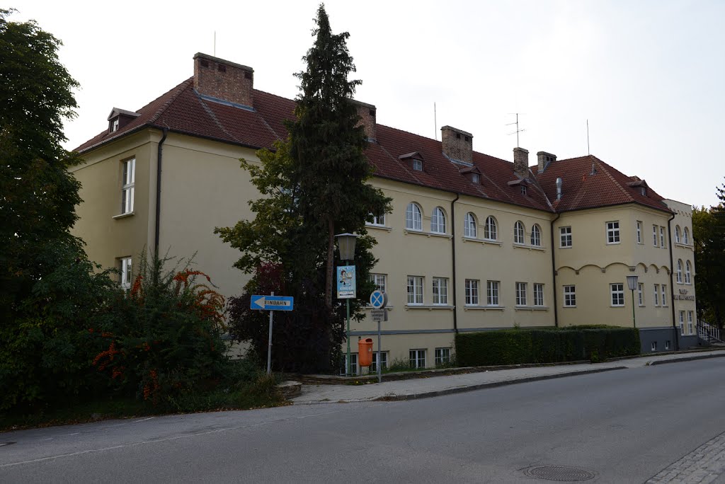 Matzen, Josefsplatz, Schulgebäude by Manuela Gößnitzer