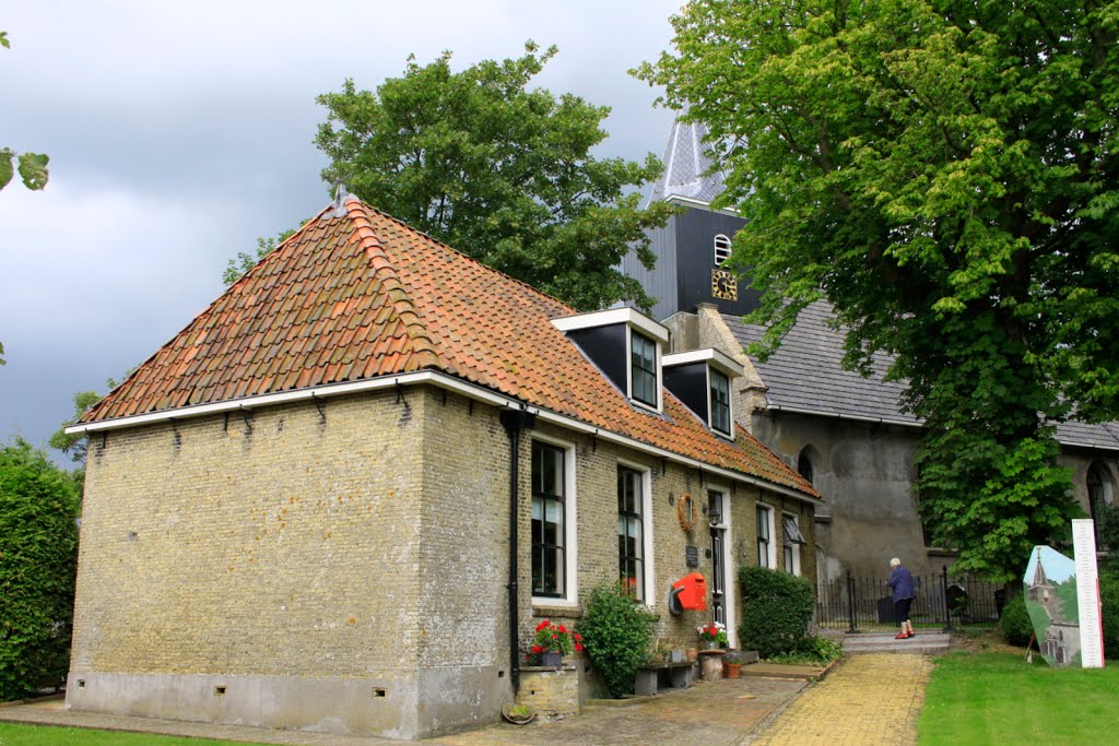 Dorpsgezicht van Hûns met de pas gerestaureerde Hervormde kerk. by watersnip