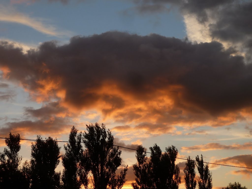 10-09-2013. Sunset at Ellwood Cottages, Skinners Farm, Woolland. by RedRobbo