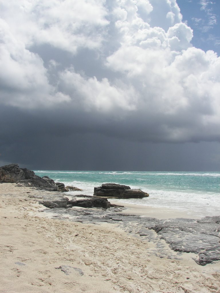 Rain - Eden Village - Cayo Largo by gian luca bucci