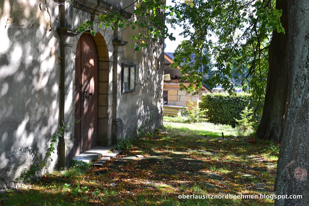 Pforte zur Petersdorfer Kirche by Robert Knothe