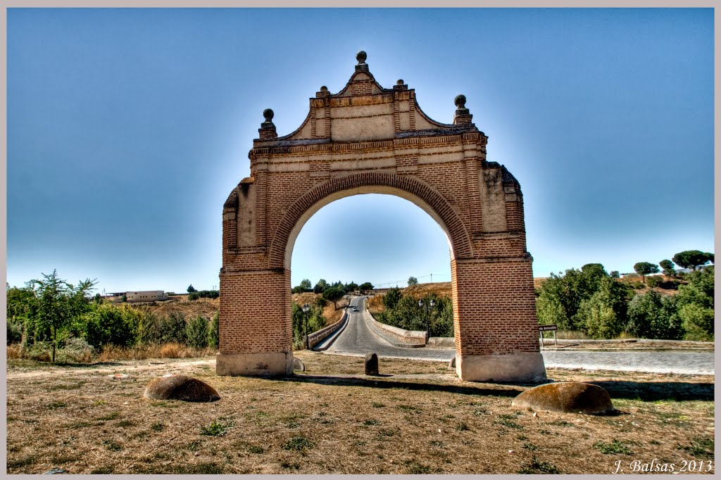 Arévalo: Antigua puerta de Medina. [Dedicada María Jesús]. by Pepe Balsas