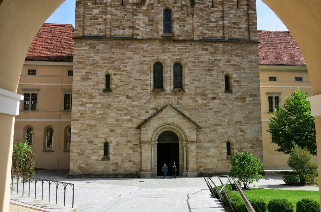 Benediktinerstift Seckau, Eingang zu Basilika in Neoromanik, Außengestaltung V. Giencke 1999 by arcomonte26