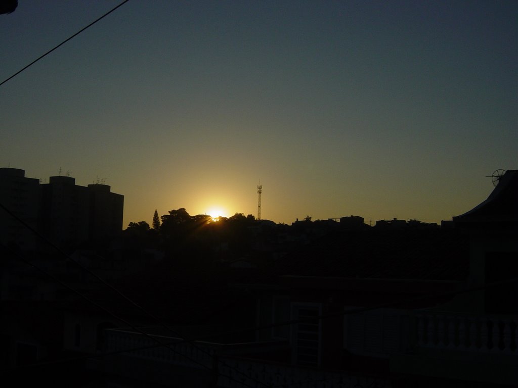 Sunrise in Sampa (04/2008) by Urias E. Takatohi