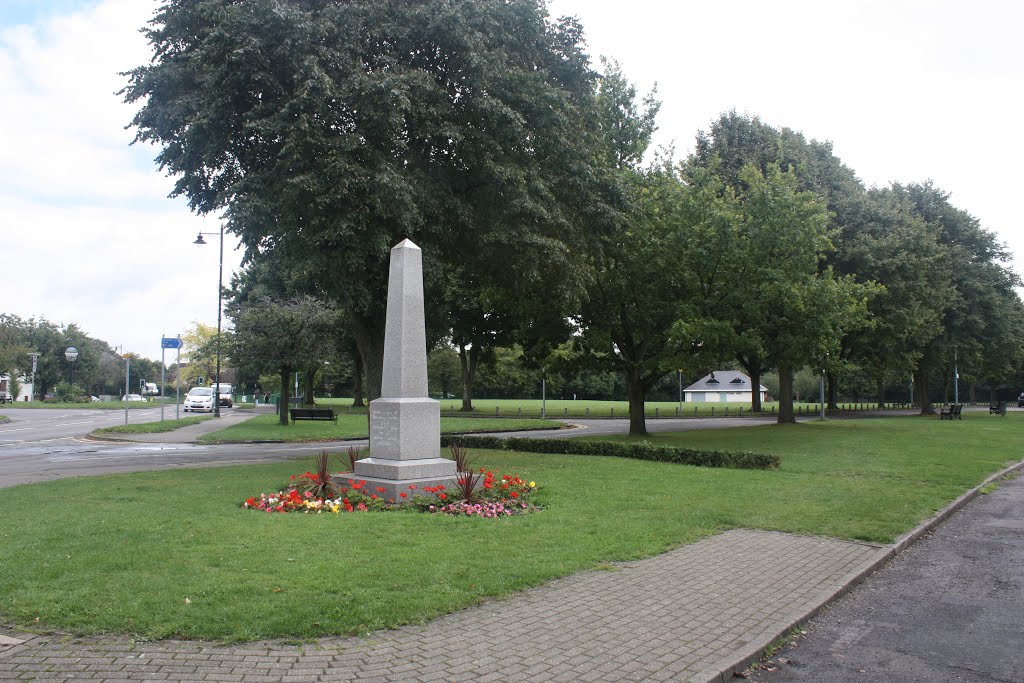 Memorial, The Green, Houghton Regis by alanwinter