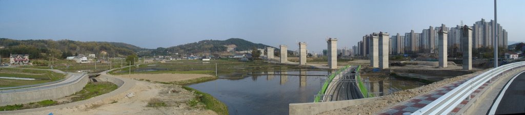 Highway bridge under construction - only pillars erected yet (Banseok-dong 2008) by o.b.