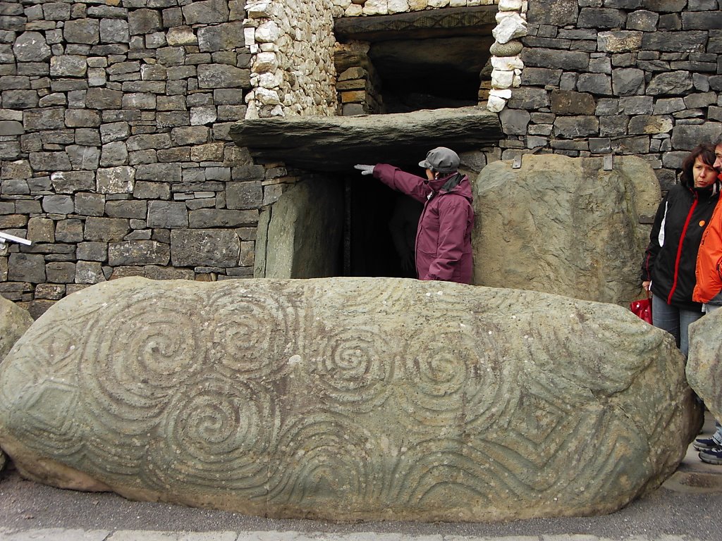 Newgrange, Brú na Bóine by Ilko Nanev