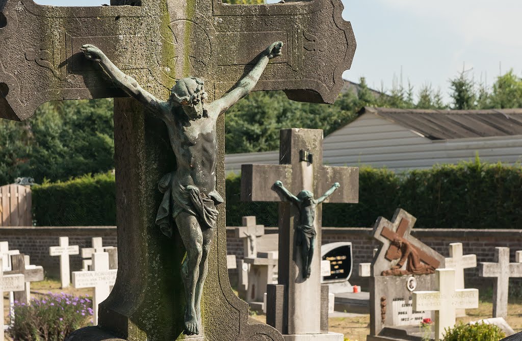 Oude begraafplaats bij St leonarduskerk ,Molenbeersel België by Henri Van Ham