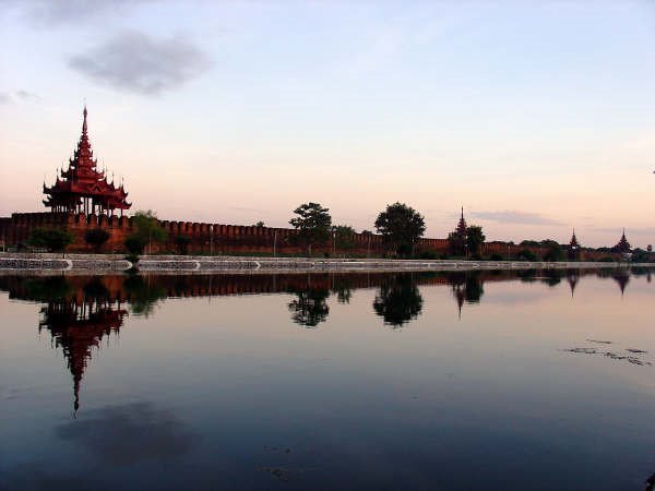 Royal Palace's wall by Alessandro Gaballo