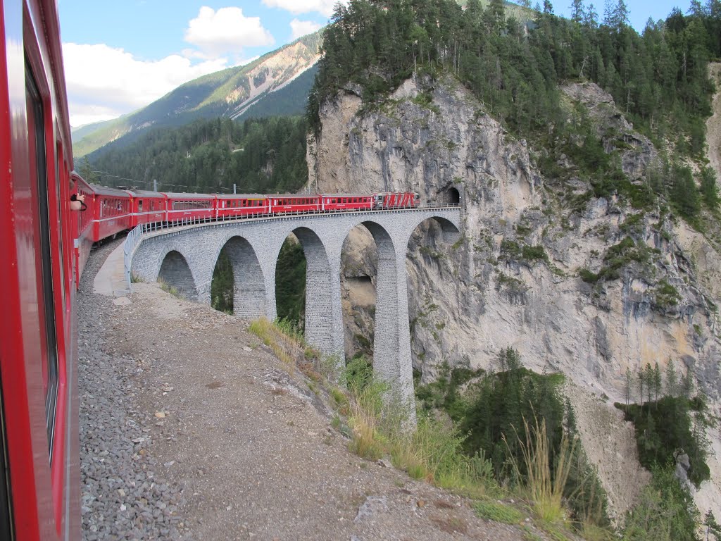 Trenino rosso Albula-Bernina by © Marina