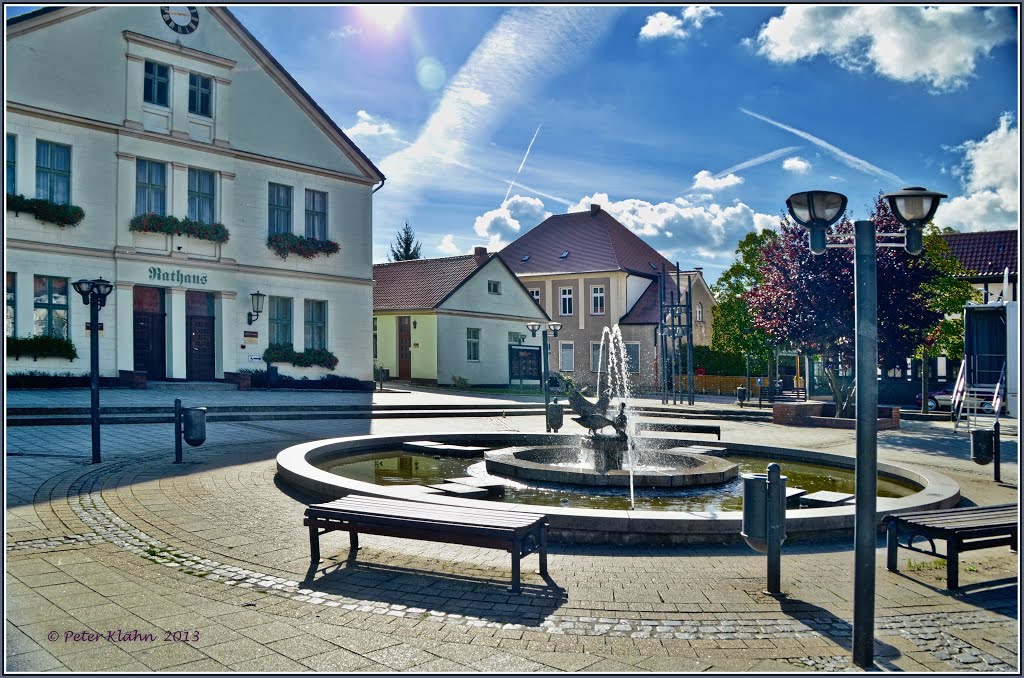 Brunnen und Wasserspiel vor dem Rathaus der Stadt Arendsee (Altmark) by Peter Klähn