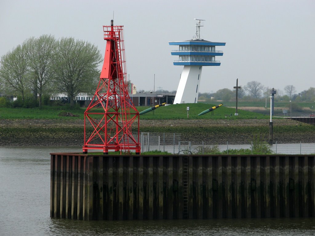 Überseehafen Backbord Molenfeuer und Revierzentrale Lankenauer Höft by tweety3d