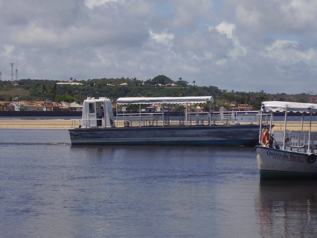 Uma das balsas para a travessia Porto Seguro/Arraial D'ajuda by Robinson Menezes