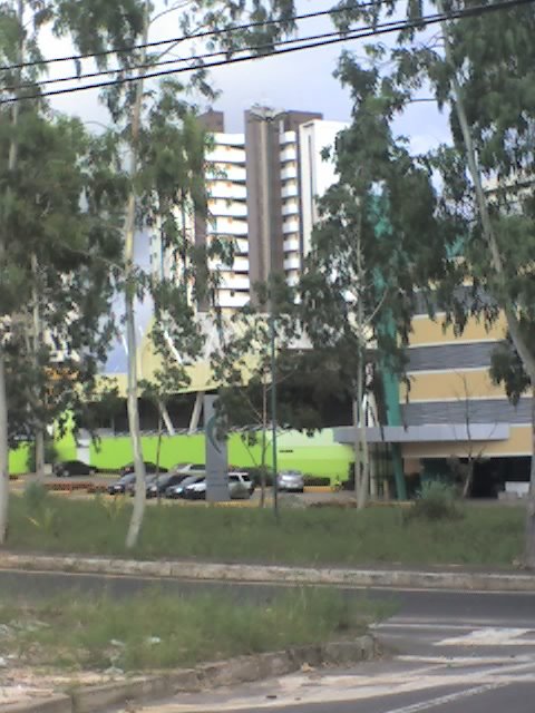 Praça na avenida do vale by marco vinicius