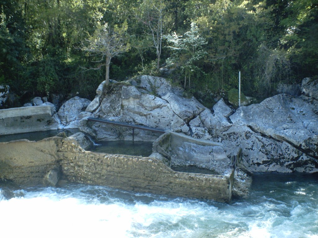 Escala salmonera en río Pas. Puenteviesgo by pirata7