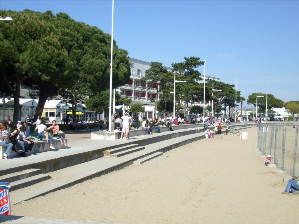 Promenade près de la plage by FrenchCobber