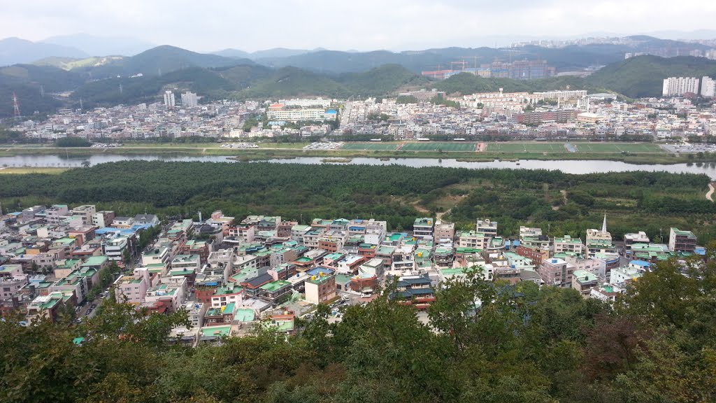 The Taehwa river viewed from Eunwol peak by Yanghun, Lee