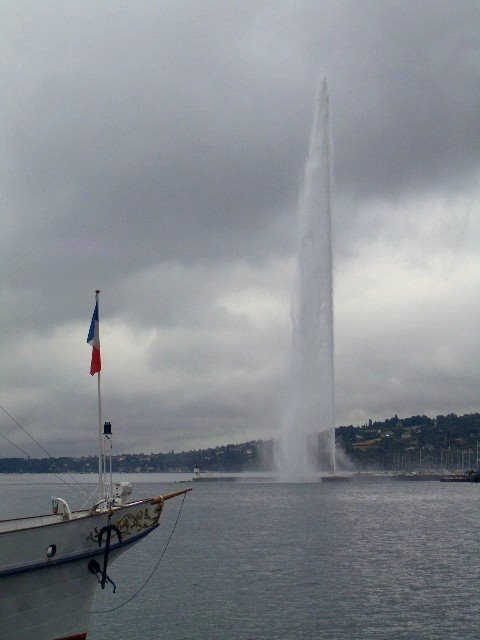 Le jet d'eau on a cloudy day by fgfuertes