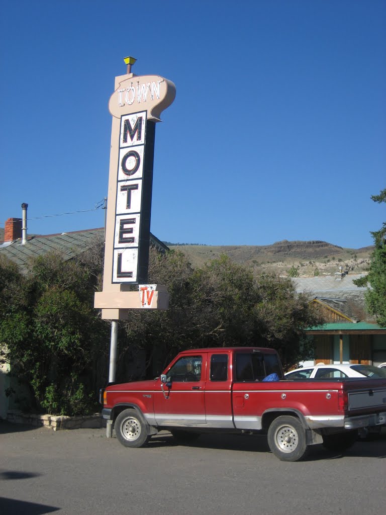 «Town Motel» Gardiner, Montana by J.gumby.BOURRET