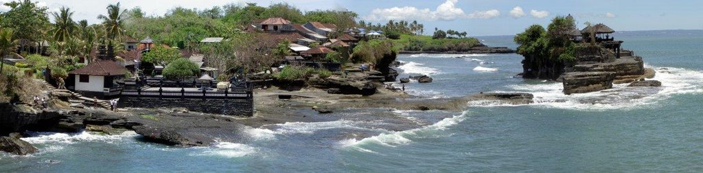 Tanah Lot panorama. by benvanloozenoord