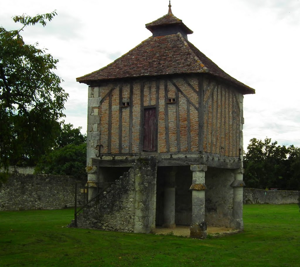 Pigeonnier du chateau de Fayolle (Vins de Bergerac) by pauldeville