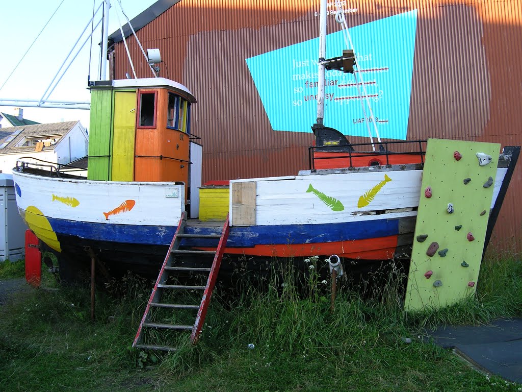 Playground boat at Kabelvåg by Tomas K☼h☼ut