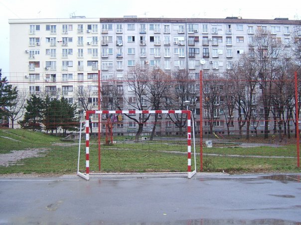 Wonders of Vozdovac, half-repainted building by ivanpetrovic1