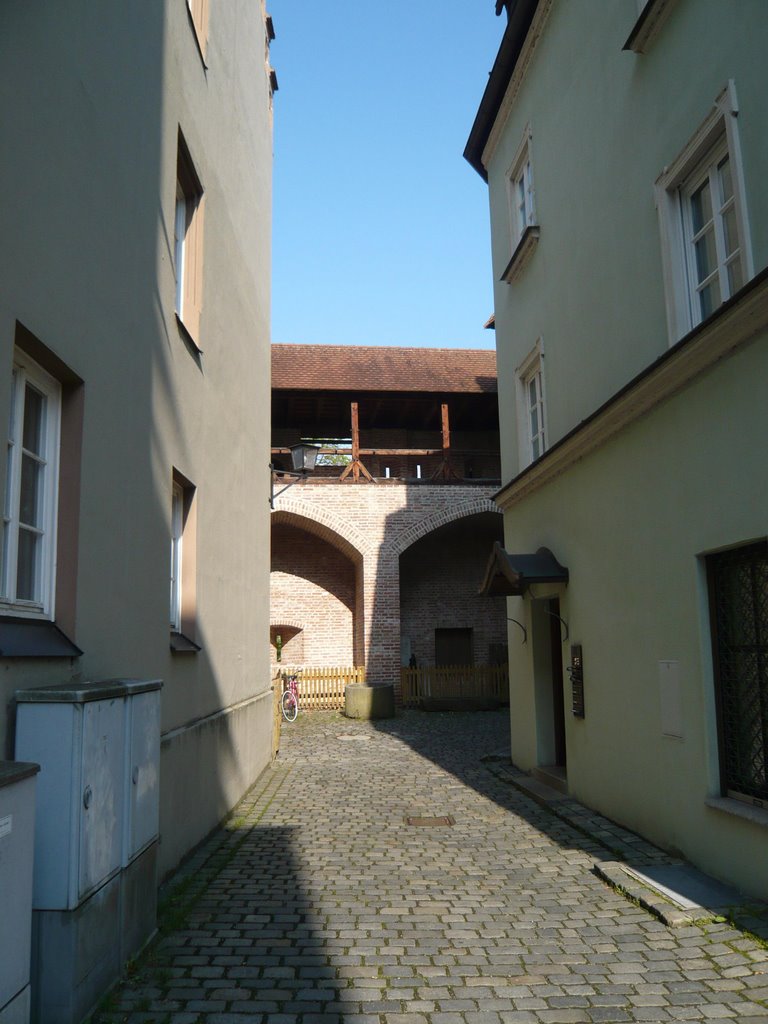 Restaurierte alte Stadtmauer mit Wehrgang by chnokfir