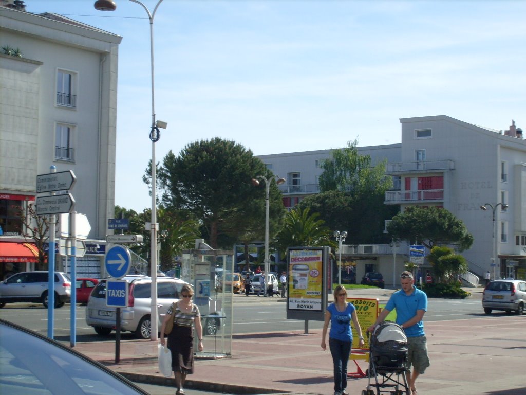 Place Charles de Gaulle (Place rouge) by FrenchCobber