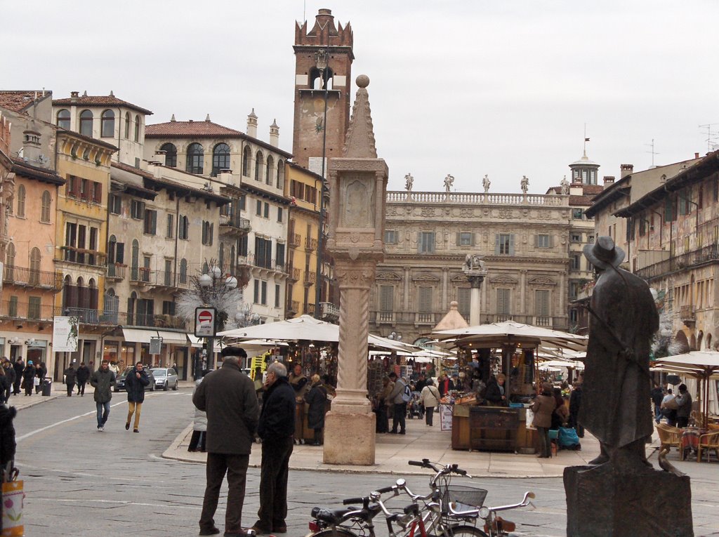 Verona - Piazza delle Erbe by Jefferson Hyppolito